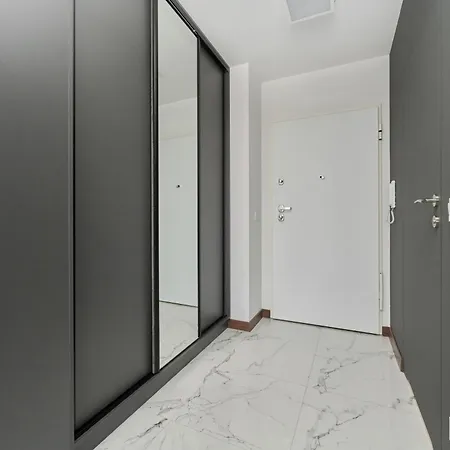 شقة Rent Like - Spacious With Balcony Slonimskiego 2